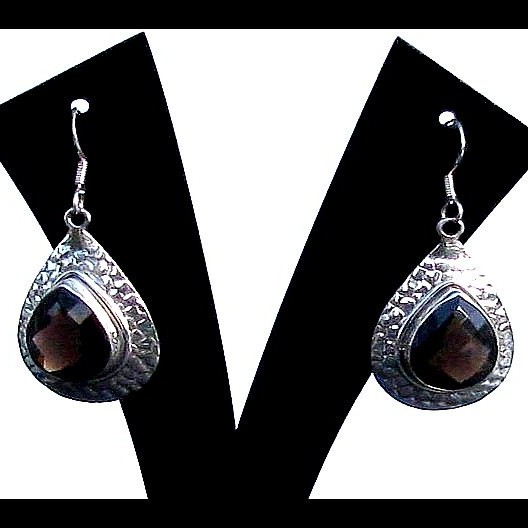 Boucles d'Oreilles monture argent martelé et pierres quartz fumé facettées